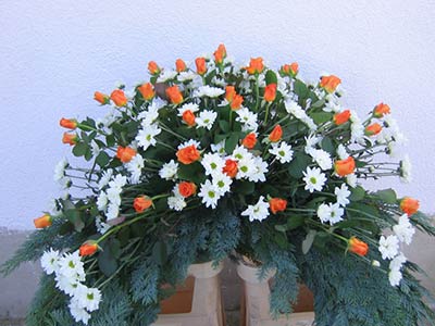 Sargkranz mit orangefarbenen Rosen