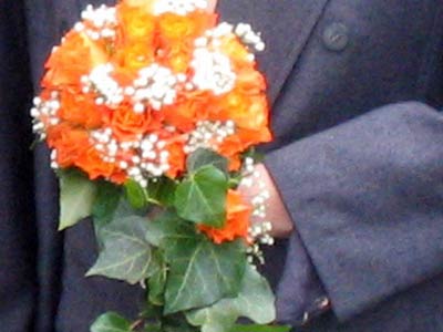 Brautstrauß mit Efeu und orangenen Blüten