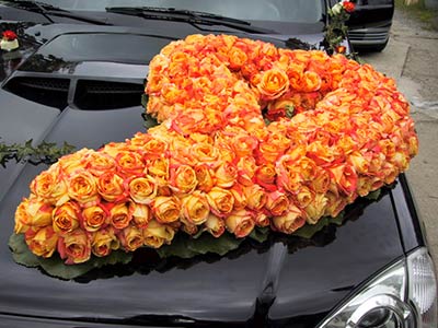 Autoschmuck zur Hochzeit mit orangefarbenen Rosen