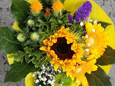 Bunter Blumenstrauß mit Sonnenblume