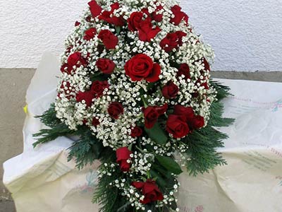 Sargschmuck aus Rosen und weißen Blüten