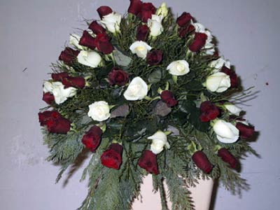 Weiße und rote Rosen als Sarggesteck