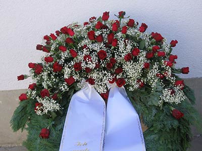 Individueller Trauerkranz mit Rosen und weißen Blüten