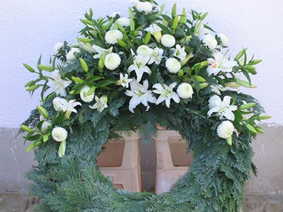 Trauerkranz aus weißen Lilien und Chrysanthemen