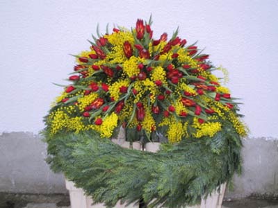 Sargdekoration von Blumen Cornielje