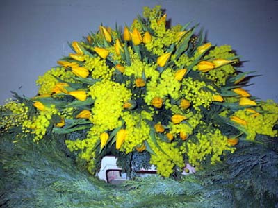 Sarggesteck aus gelben Blumensorten