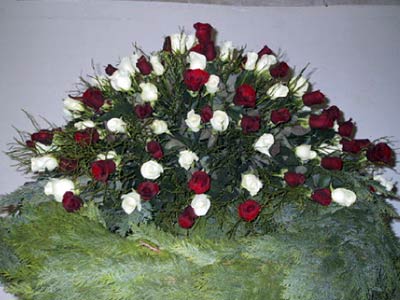 Sargkranz mit weißen und roten Rosen