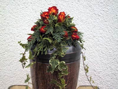 Urnenschmuck mit roten Rosen