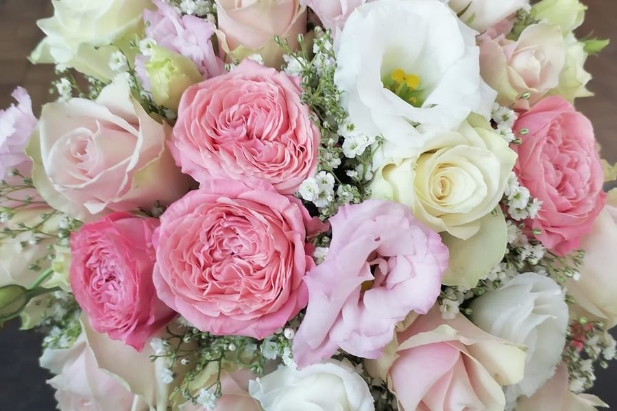 Brautstrau&szlig; mit rosa und wei&szlig;en Rosen von Blumen Cornielje