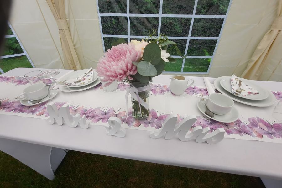 Festlich dekorierte Tafel mit Blumenschmuck von Blumen Cornielje