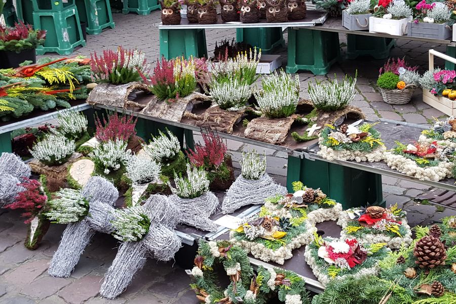 Marktstand von Blumen Cornielje mit Gestecken und Pflanzschalen