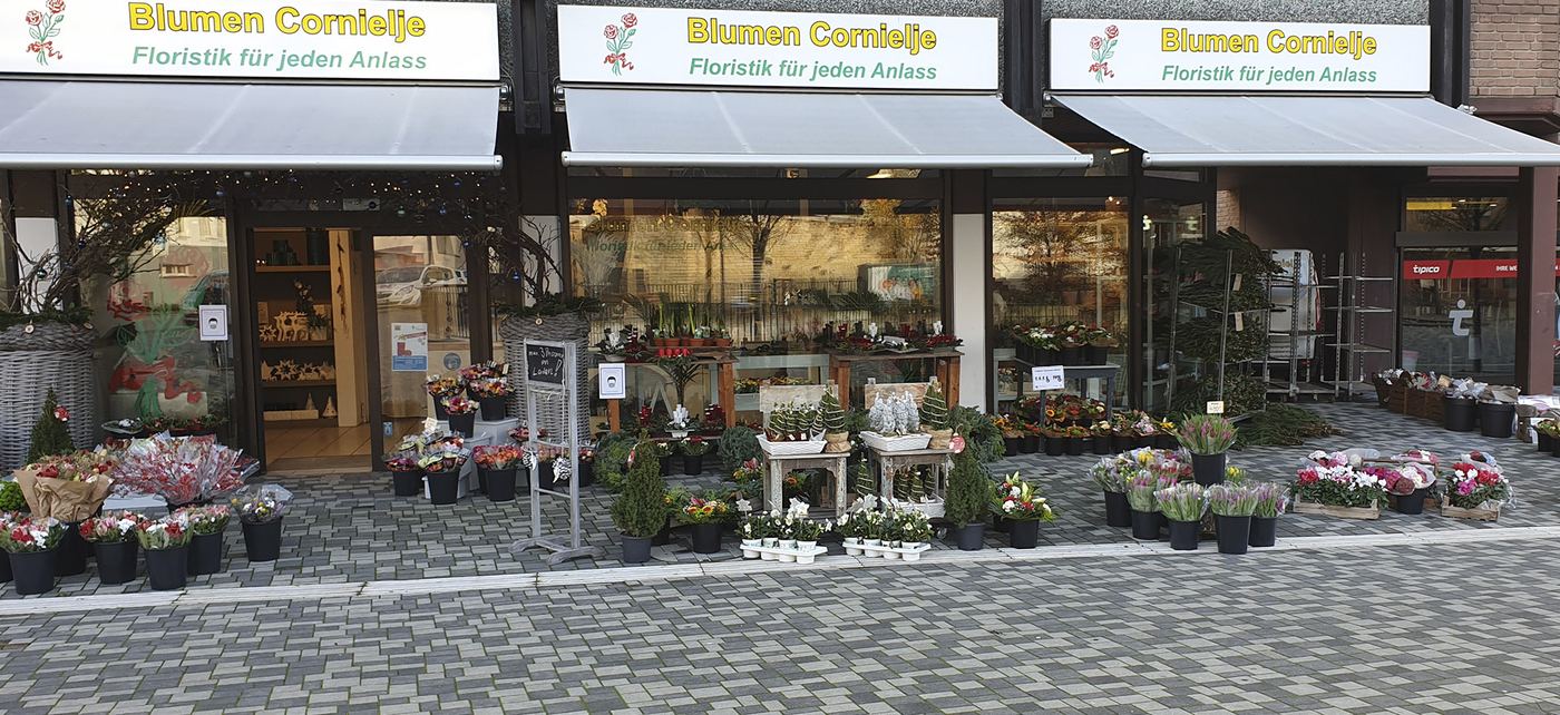 Ladenzeile von Blumen Cornielje mit Außenverkauf in Paderborn