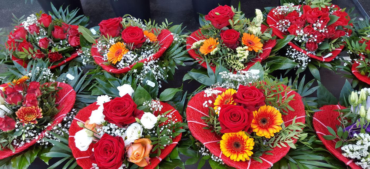 Reihe frisch gebundener Blumensträuße von Blumen Cornielje