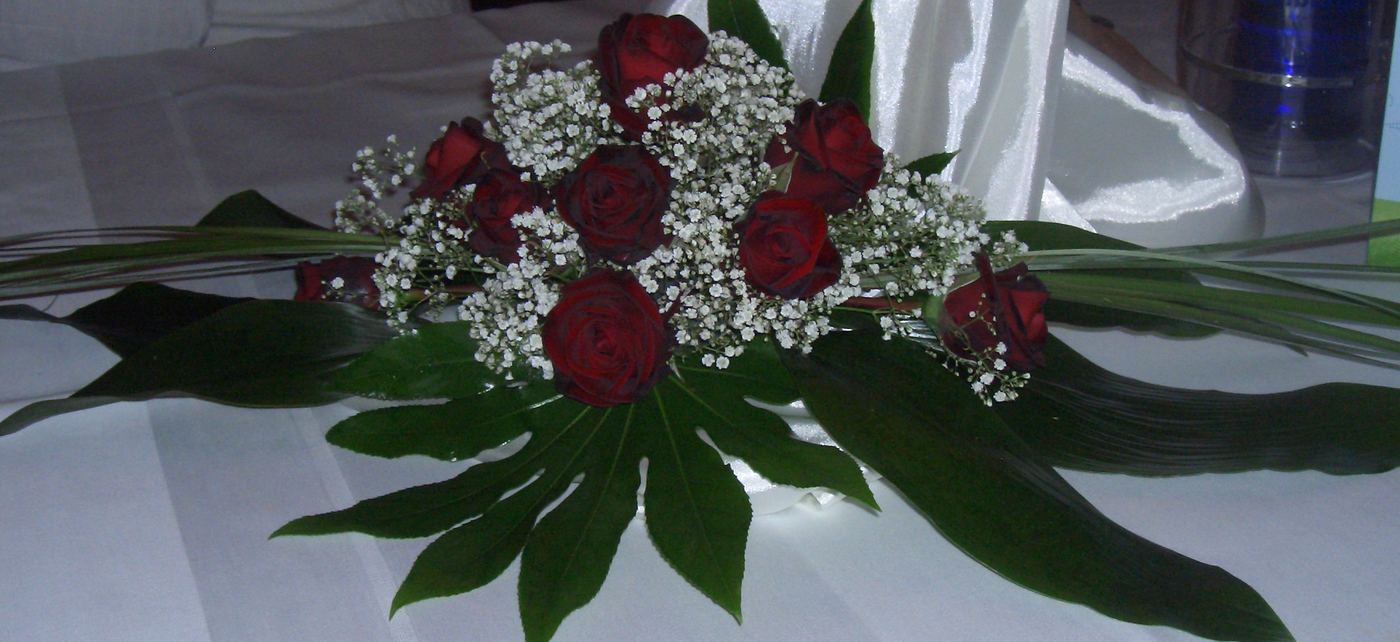 Tischgesteck mit roten Rosen von Blumen Cornielje