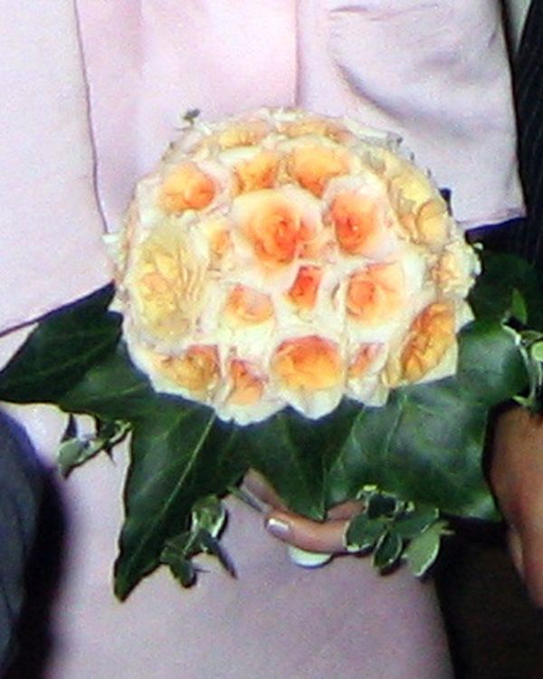 Brautstrau&szlig; mit rosa und wei&szlig;en Rosen von Blumen Cornielje