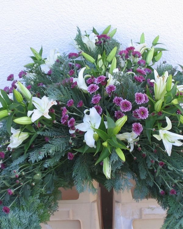 Trauergesteck mit wei&szlig;en Lilien von Blumen Cornielje